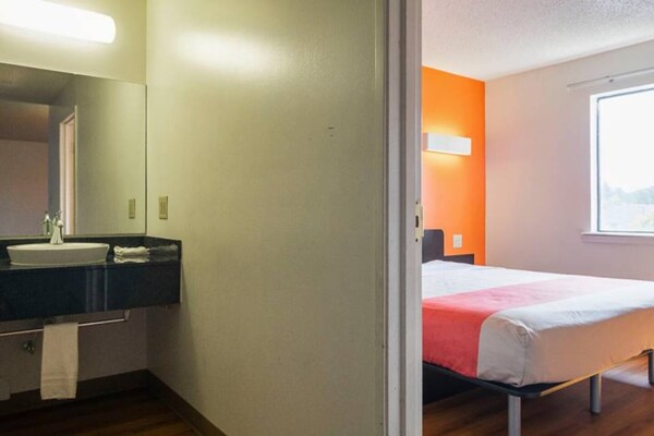 Foto van 1 kingsize bed | Roken toegestaan, koelkast aanwezig - Facilities