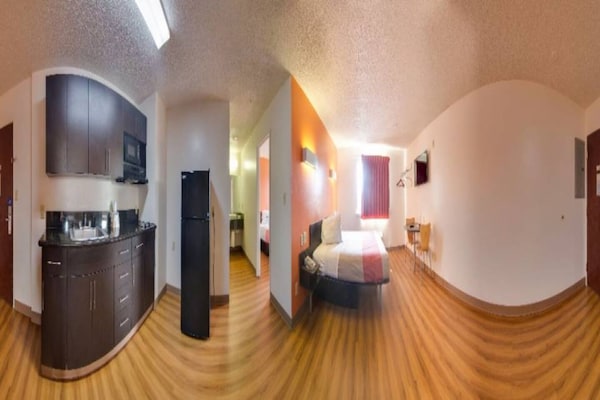 Foto van 1 kingsize bed | Roken toegestaan, koelkast aanwezig - Facilities