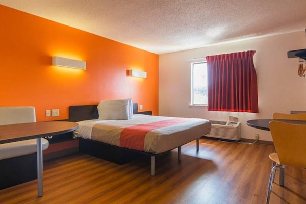 Foto van 1 kingsize bed | Roken toegestaan, koelkast aanwezig - Facilities