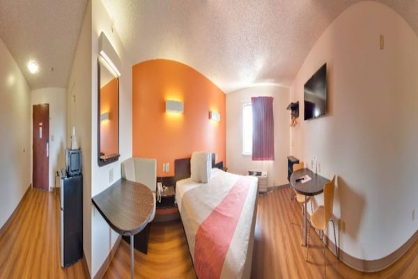 Foto van 1 kingsize bed | Roken toegestaan, koelkast aanwezig - Facilities