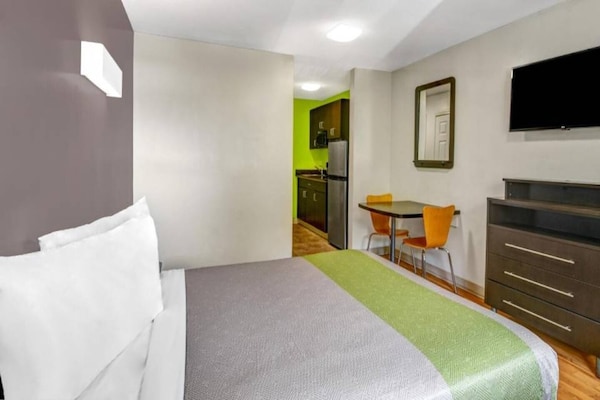 Foto van 1 tweepersoonsbed | rolstoeltoegankelijk | badkuip | smk - BedRoom