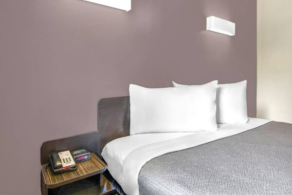 Foto van 1 tweepersoonsbed | rolstoeltoegankelijk | badkuip | smk - BedRoom