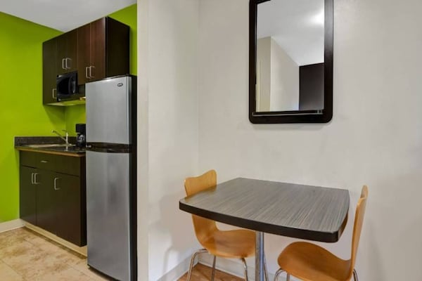 Foto van 1 tweepersoonsbed (queensize) | Niet-roken - Vakantiehuis in CHAMBLEE - Kitchen