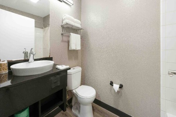 Foto van 1 tweepersoonsbed (queensize) | Douche conform ADA/RI-normen - BathRoom