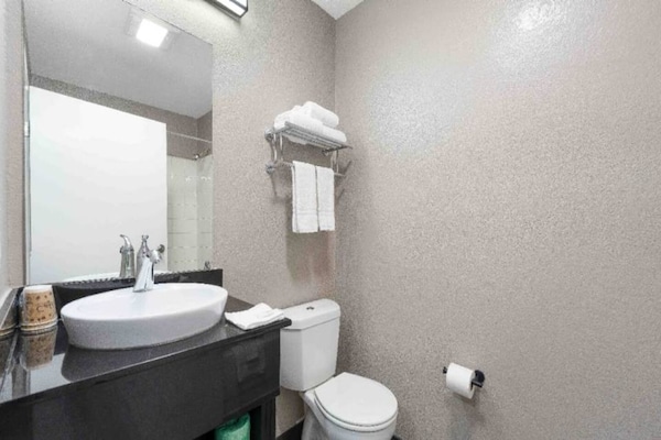 Foto van 1 tweepersoonsbed (queensize) | Douche conform ADA/RI-normen - BathRoom