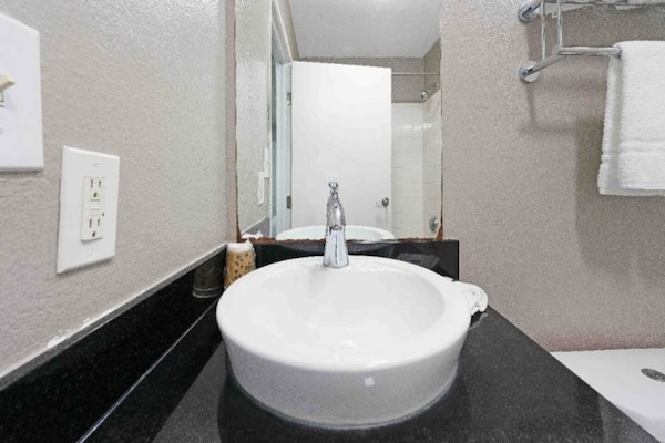 Foto van 1 tweepersoonsbed (queensize) | Douche conform ADA/RI-normen - BathRoom