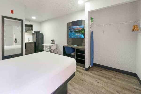 Foto van 1 tweepersoonsbed (queensize) | Magnetron, rookruimte - BedRoom