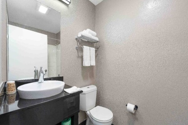 Foto van 1 tweepersoonsbed (queensize) | Magnetron, rookruimte - BathRoom