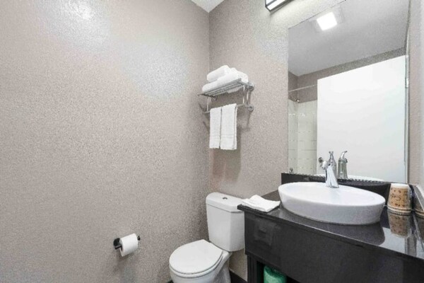 Foto van 1 tweepersoonsbed (queensize) | Magnetron, rookruimte - BathRoom