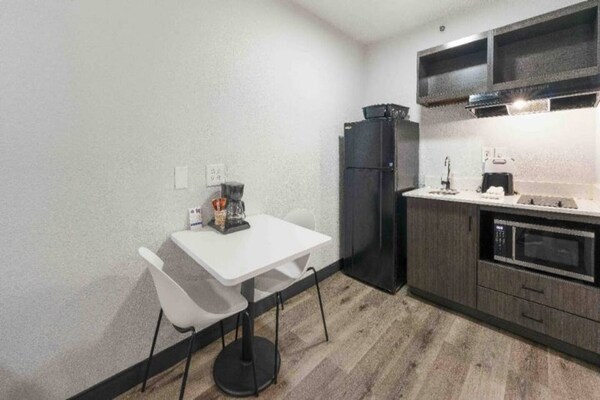 Foto van 1 tweepersoonsbed (queensize) | Magnetron, rookruimte - Kitchen