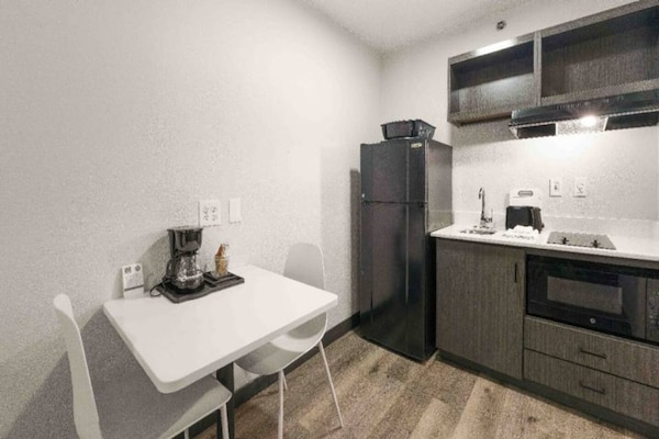 Foto van 1 tweepersoonsbed (queensize) | Magnetron, rookruimte - Kitchen