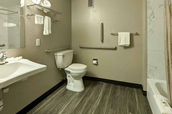 Foto van 1 kingsize bed | Nieuw ontwerp, NSMK - Vakantiehuis in Danvers - BathRoom