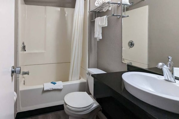 Foto van 1 kingsize bed | Nieuw ontwerp, NSMK - Vakantiehuis in Danvers - BathRoom