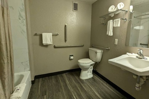 Foto van 1 kingsize bed | Nieuw ontwerp, NSMK - Vakantiehuis in Danvers - Facilities