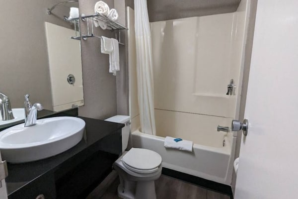 Foto van 1 kingsize bed | Nieuw ontwerp, NSMK - Vakantiehuis in Danvers - Facilities
