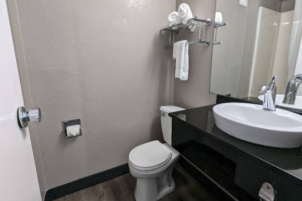 Foto van 1 kingsize bed | Nieuw ontwerp, NSMK - Vakantiehuis in Danvers - Facilities
