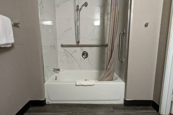 Foto van 1 kingsize bed | Nieuw ontwerp, NSMK - Vakantiehuis in Danvers - Facilities
