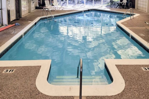 Foto van 1 kingsize bed | Nieuw ontwerp, NSMK - Vakantiehuis in Danvers - Pool