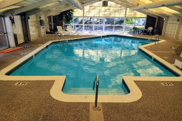Foto van 1 kingsize bed | Nieuw ontwerp, NSMK - Vakantiehuis in Danvers - Pool