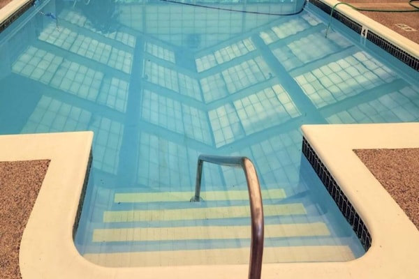 Foto van 1 kingsize bed | Nieuw ontwerp, NSMK - Vakantiehuis in Danvers - Pool