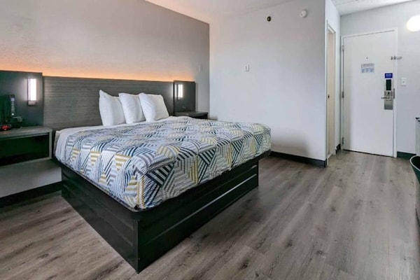 Foto van 1 kingsize bed | Nieuw ontwerp, NSMK - Vakantiehuis in Danvers - BedRoom
