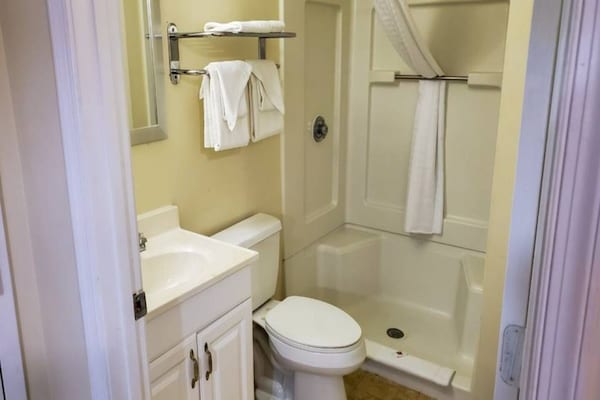 Foto van 1 tweepersoonsbed | Niet-roken, Keuken - Vakantiehuis in Richmond VA - BathRoom