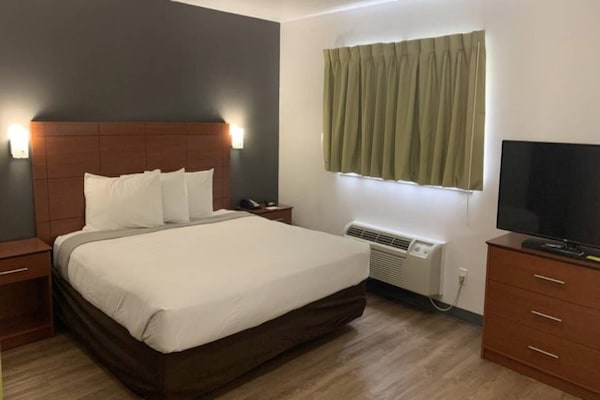 Foto van 1 tweepersoonsbed (queensize)|Rolstoeltoegankelijke douche/rookruimte/keuken - BedRoom