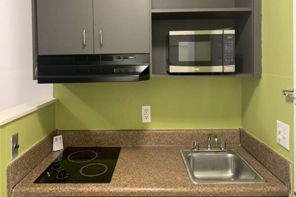 Foto van 1 tweepersoonsbed (queensize)|Rolstoeltoegankelijke douche/rookruimte/keuken - Kitchen