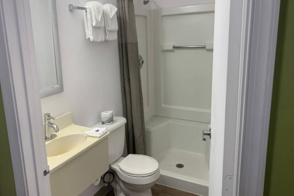 Foto van 1 kingsize bed | Rookvrij, Keuken - Vakantiehuis in Hampton - BathRoom