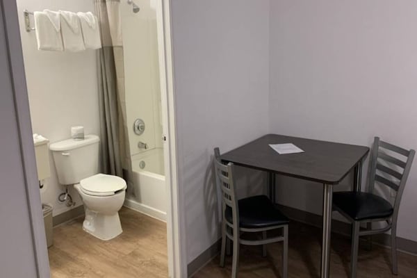 Foto van 1 tweepersoonsbed (queensize) | Rolstoeltoegankelijke douche/Nsmk/Keuken - BathRoom