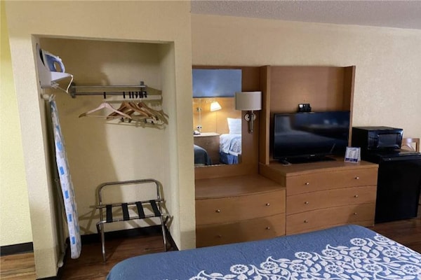 Foto van 1 King Bed | Mobiliteit Toegang Ri Shower Ns - Vakantiehuis in Savannah GA - BedRoom