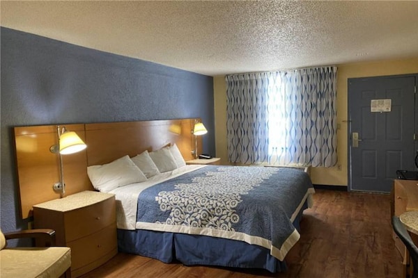 Foto van 1 King Bed | Mobiliteit Toegang Ri Shower Ns - Vakantiehuis in Savannah GA - BedRoom