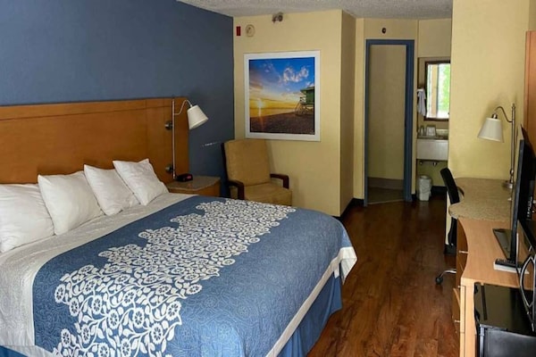 Foto van 1 King Bed | Mobiliteit Toegang Ri Shower Ns - Vakantiehuis in Savannah GA - BedRoom