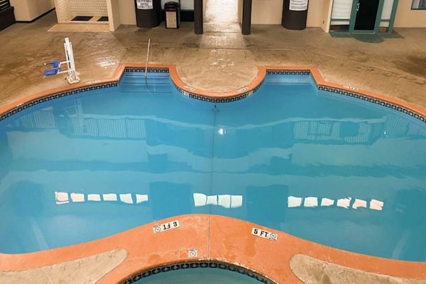 Foto van 1 King Bed | Mobiliteit Toegang Ri Shower Ns - Vakantiehuis in Savannah GA - Pool