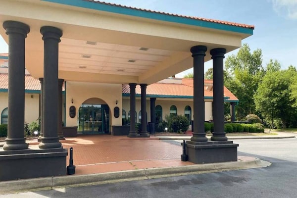 Foto van 1 King Bed | Mobiliteit Toegang Ri Shower Ns - Vakantiehuis in Savannah GA - ExteriorSummer