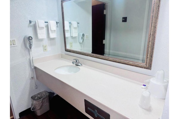 Foto van 1 kingsize bed | Rookvrij, koelkast - Vakantiehuis in Savannah GA - BathRoom