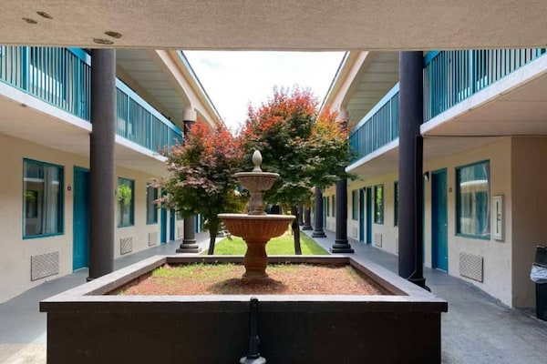 Foto van 1 kingsize bed | Rookvrij, koelkast - Vakantiehuis in Savannah GA - ExteriorSummer