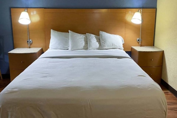 Foto van 1 kingsize bed | Suite, rookvrij, magnetron - Vakantiehuis in Savannah GA - BedRoom