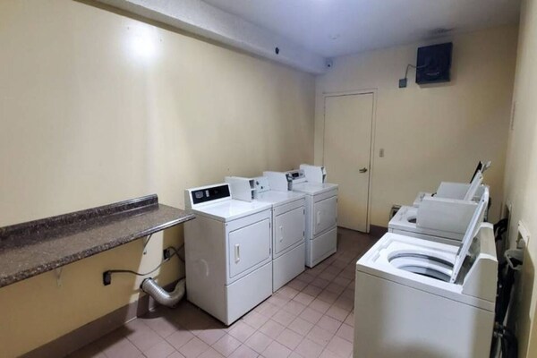 Foto van 1 kingsize bed | Suite, rookvrij, magnetron - Vakantiehuis in Savannah GA - Facilities
