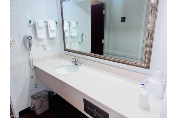 Foto van 1 kingsize bed | Mob Acc RI Shwr Nsmk Micfridg - Vakantiehuis in Savannah GA - BathRoom