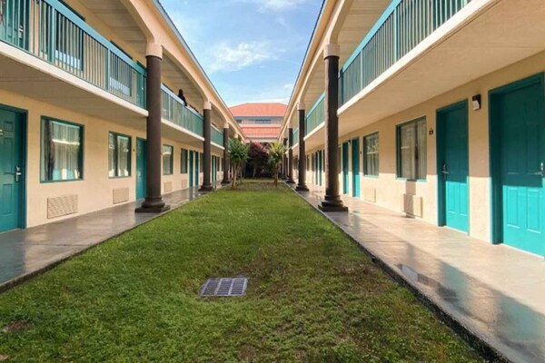 Foto van 1 kingsize bed | Mob Acc RI Shwr Nsmk Micfridg - Vakantiehuis in Savannah GA - ExteriorSummer