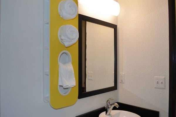 Foto van 1 tweepersoonsbed (Queensize) | Mobiliteit | NSMK | Micfridg - BathRoom
