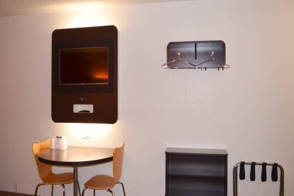 Foto van 1 tweepersoonsbed (Queensize) | Mobiliteit | NSMK | Micfridg - Facilities