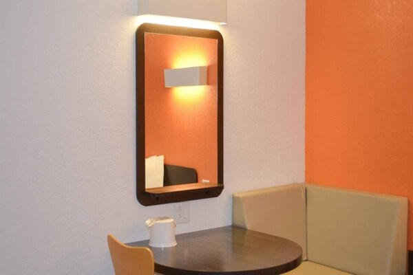 Foto van 1 tweepersoonsbed (Queensize) | Mobiliteit | NSMK | Micfridg - Facilities
