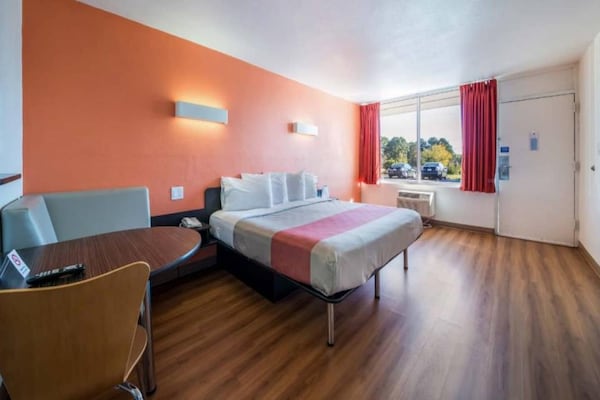 Foto van 1 King Bed | Roken, Micfridge - Vakantiehuis in CONNELLY SPRINGS - BedRoom