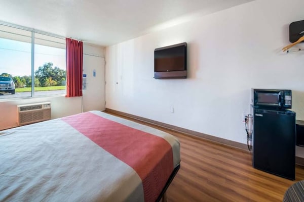 Foto van 1 King Bed | Roken, Micfridge - Vakantiehuis in CONNELLY SPRINGS - BedRoom