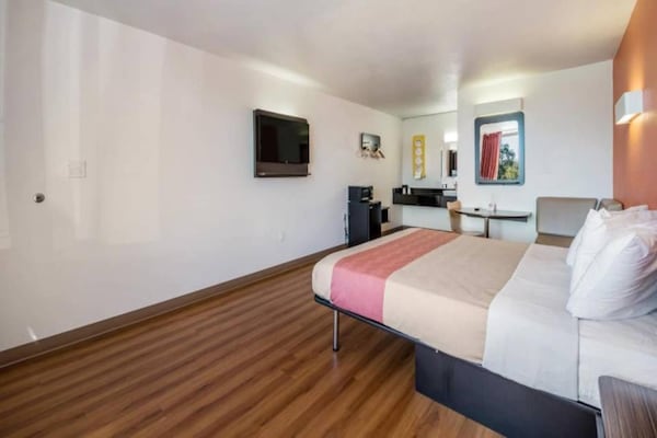 Foto van 1 King Bed | Niet-rokende, Micfridge - Vakantiehuis in CONNELLY SPRINGS - BedRoom