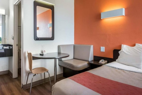 Foto van 1 King Bed | Niet-rokende, Micfridge - Vakantiehuis in CONNELLY SPRINGS - BedRoom