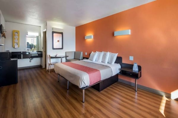 Foto van 1 King Bed | Niet-rokende, Micfridge - Vakantiehuis in CONNELLY SPRINGS - BedRoom