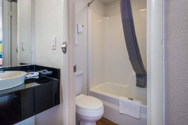 Foto van 1 King Bed | Niet-rokende, Micfridge - Vakantiehuis in CONNELLY SPRINGS - BathRoom